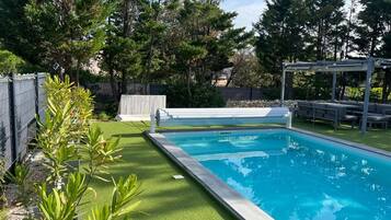 Alberca al aire libre y alberca climatizada