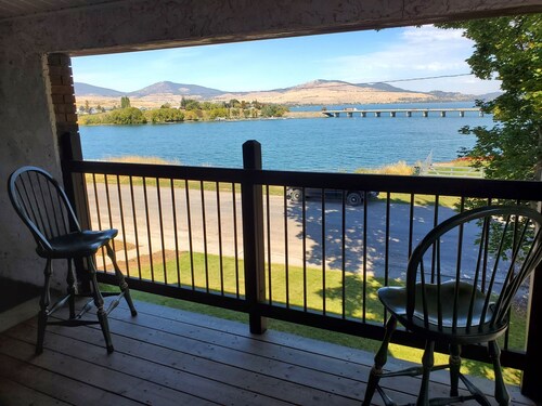 Overlooking Flathead Lake, Relax in this 2 bdrm condo w/a beautiful Montana view