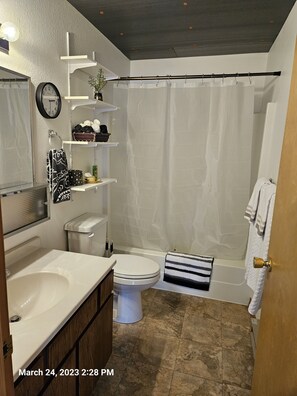 Haartrockner, Handtücher, Seife, Toilettenpapier