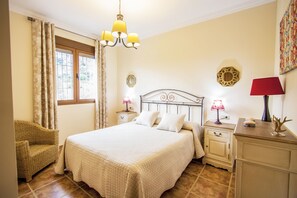 3 bedrooms, in-room safe, iron/ironing board, travel cot