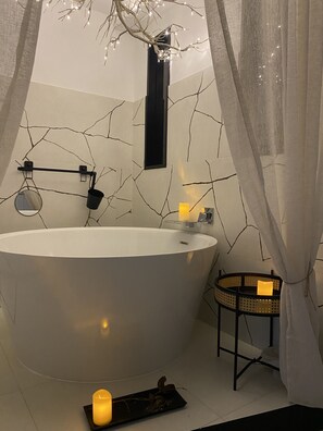 Towels, soap, shampoo, toilet paper