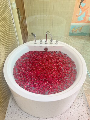 Habitación de diseño doble | Baño | Bañera y ducha independientes y cabezal de ducha con hidromasaje