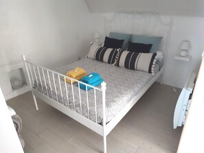 1 habitación, tabla de planchar con plancha, wifi y ropa de cama 