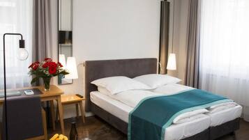 Hochwertige Bettwaren, Zimmersafe, Schreibtisch