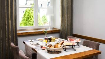 TĂ€gliches FrĂŒhstĂŒcksbuffet (18.50 EUR pro Person)