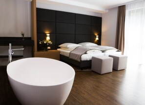 เครื่องนอนระดับพรีเมียม, ตู้นิรภัยในห้องพัก, โต๊ะทำงาน