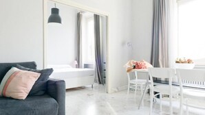 Ein modernes Schlafzimmer mit Bett, Schreibtisch und Stuhl.