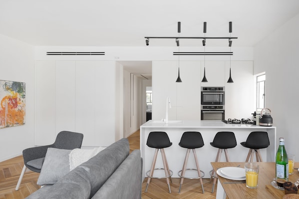 Flat-screen TV - Spacious & Modern 3BD Apartment 2-min From Beach (Tel Aviv)