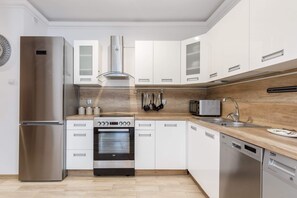 Kjøleskap, mikrobølgeovn, ovn og kokeplater