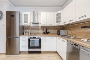 Køleskab, mikrobølgeovn, ovn, kogeplade