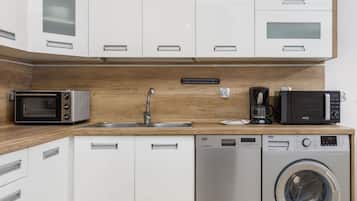 Køleskab, mikrobølgeovn, ovn, kogeplade