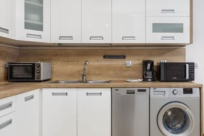 Kühlschrank, Mikrowelle, Ofen, Herdplatte