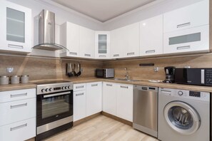 Køleskab, mikrobølgeovn, ovn, kogeplade