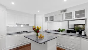 Refrigerador, microondas, horno y parrilla de estufa