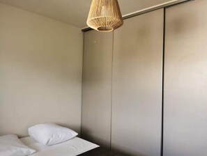 4 chambres, fer et planche à repasser, Wi-Fi, draps fournis