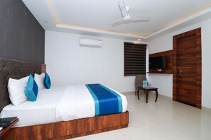 Deluxe Double Room | Premium bedding, soundproofing, iron/ironing board, free WiFi