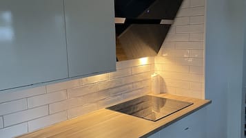 Geladeira, micro-ondas, fogĂŁo, cooktop