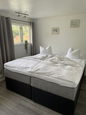 3 bedrooms, iron/ironing board, travel cot, free WiFi