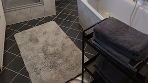 A bathroom with a shower, toilet, and bathtub. - Ferienwohnung, Zimmer, Lindhorst, Steinhuder Meer (Lindhorst)