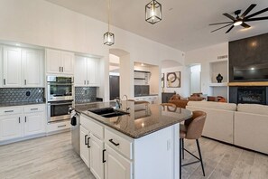 Frigorífico, microondas, horno y placa de cocina