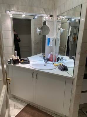 Een haardroger, handdoeken, toiletpapier
