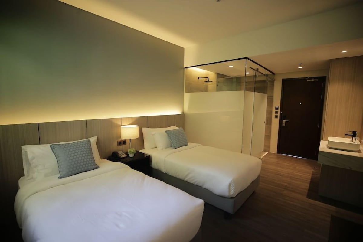 1 bedroom, desk, laptop workspace, soundproofing