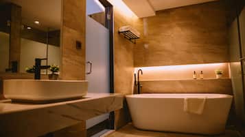 Suite clásica | Baño | Secador de pelo, albornoces, zapatillas y bidé