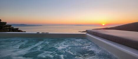 Bañera de hidromasaje al aire libre