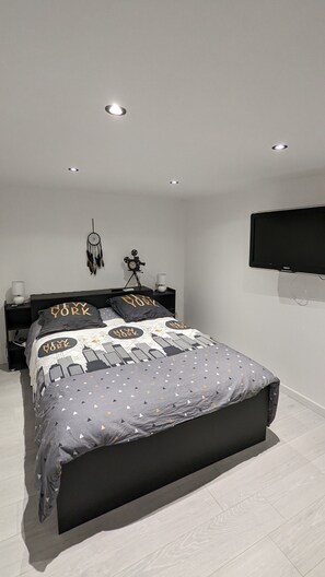 4 bedrooms, desk, travel cot, free WiFi