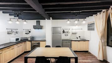 Kühlschrank, Mikrowelle, Herdplatte, Geschirrspüler