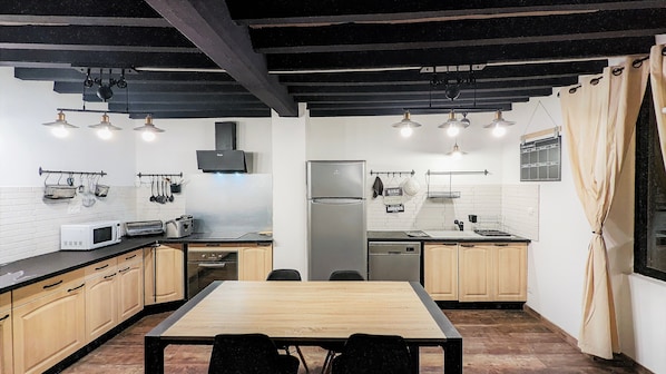 Fridge, microwave, stovetop, dishwasher