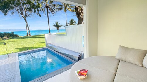 Rock Salt Villa 2 Situated on the foreshore at Picnic Bay
