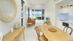 Un intérieur moderne comprenant un coin repas, une cuisine et un espace de vie.