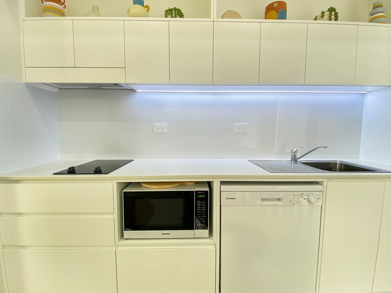 Réfrigérateur, four, plaque de cuisson, lave-vaisselle