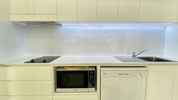 Réfrigérateur, four, plaque de cuisson, lave-vaisselle