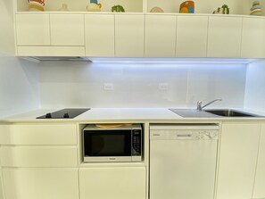 Fridge, oven, stovetop, dishwasher - Rock Salt Villa 2-BOM (Picnic Bay)