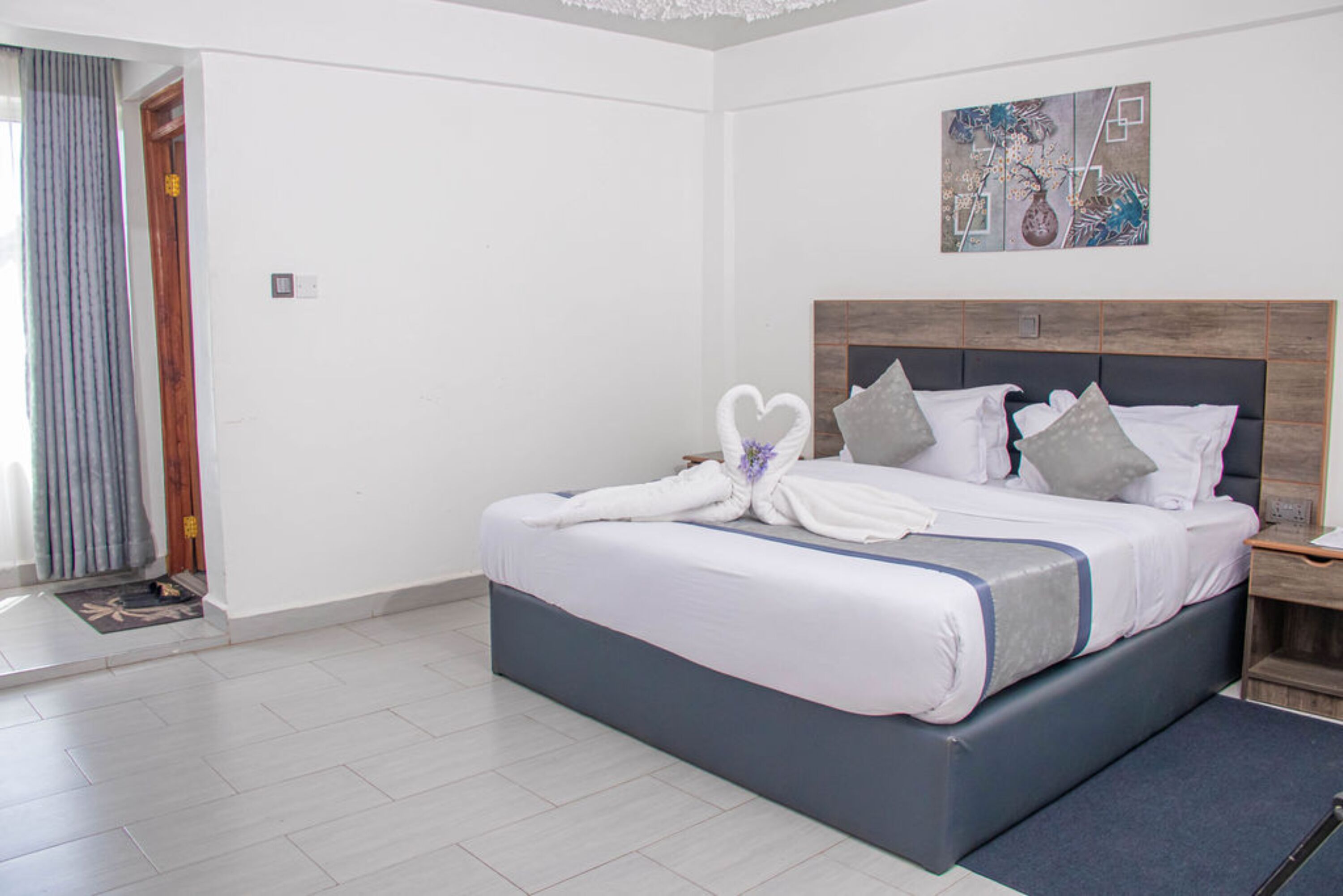 مكتب ومساحة عمل للكمبيوتر المحمول وواي فاي مجانًا وملاءات أسرّة