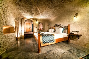 Junior Suite | Premium bedding, down comforters, memory foam beds, minibar - Caverna Hotel Premium Caves (Nevsehir)