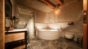 Quarto casal superior | Banheiro | Produtos de toalete grátis, secador de cabelo, chinelos