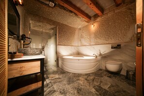 Superior Double Room | Bathroom | Free toiletries, hair dryer, slippers, towels - Caverna Hotel Premium Caves (Nevsehir)