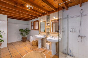 Shower, hair dryer, towels - EL BARRANCO, exclusive canarian villa (Teguise)
