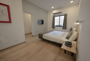 Habitación Business | Escritorio y ropa de cama