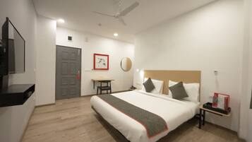 Business kamer | Een bureau, beddengoed