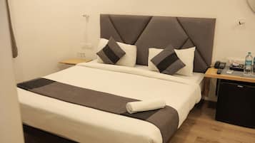 1 habitación, escritorio y ropa de cama