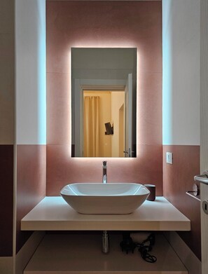 Shower, hair dryer, bidet, towels