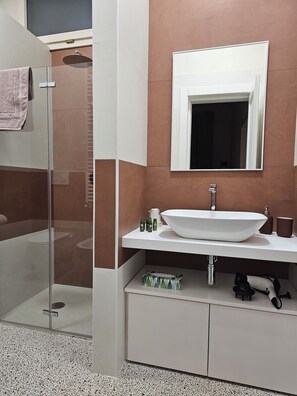 Douche, sèche-cheveux, bidet, serviettes fournies