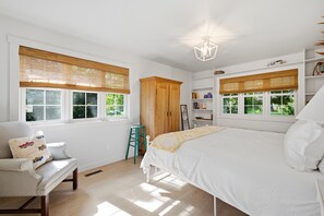 3 bedrooms, WiFi (free), bed sheets - Pro Designer Cottage, 4/10 Mile to New Circle Beach (Lakeside)