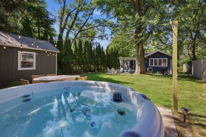 Outdoor spa tub - Pro Designer Cottage, 4/10 Mile to New Circle Beach (Lakeside)