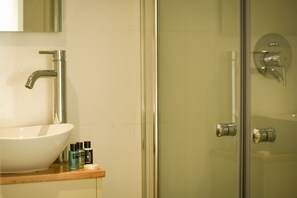 Apartment | Bathroom - Beachside 3-BR Apt Perfect for Families (Tel Aviv)