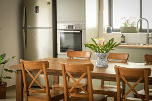 Apartamento | Cozinha privada | Geladeira, micro-ondas, fogão, cooktop